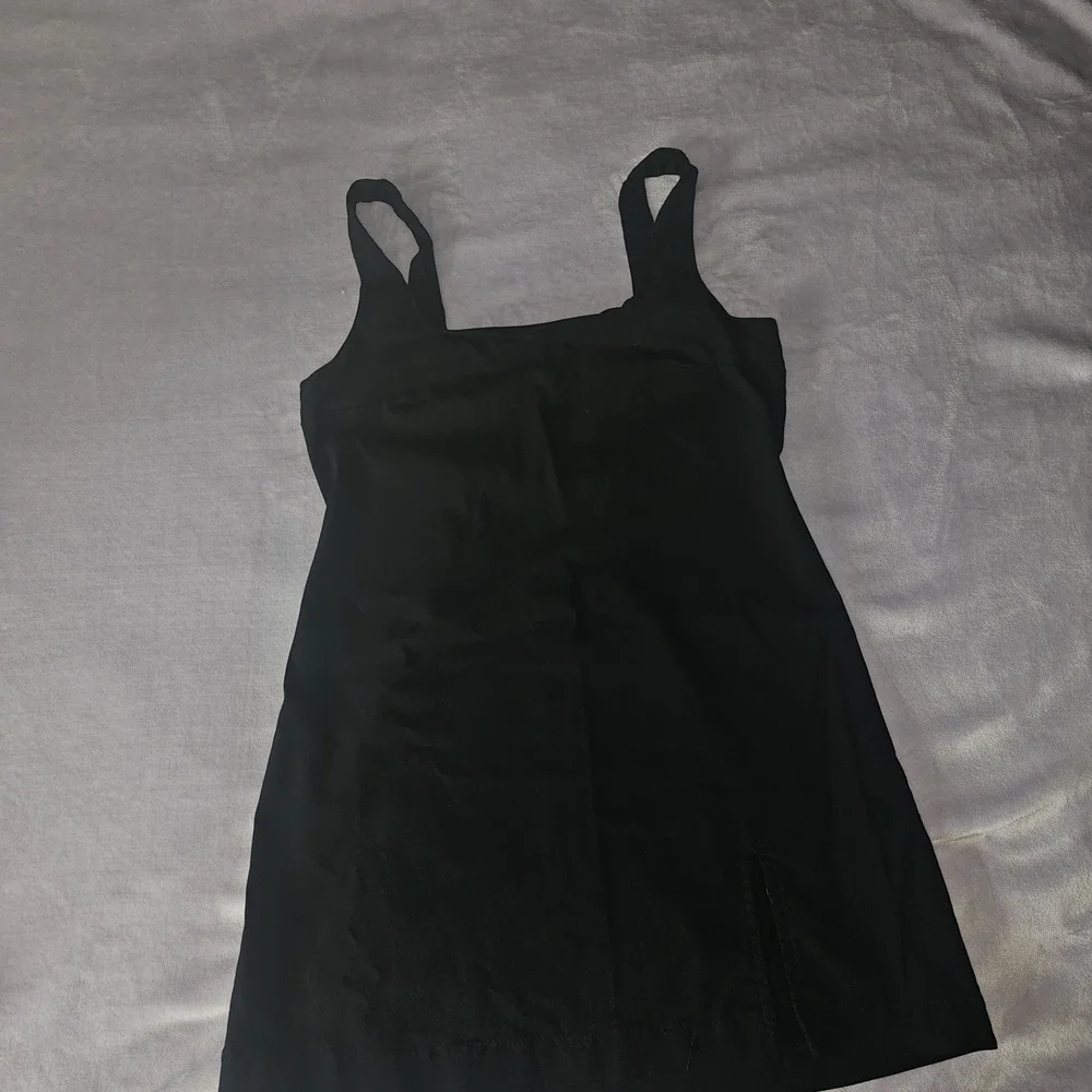 Elegant Black Sleeveless Dress - Picture 1 of 3